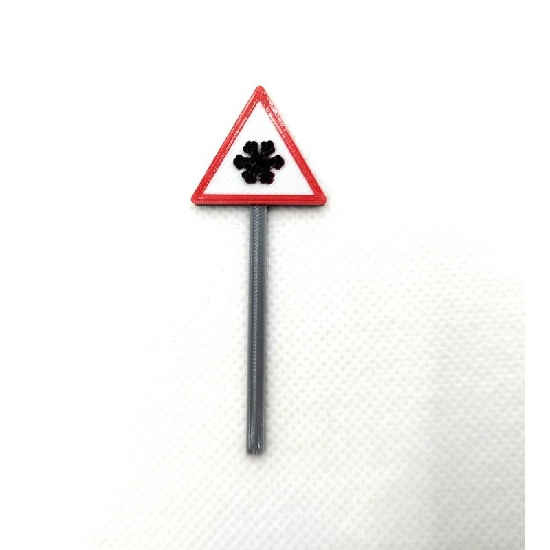 Señal de peligro pavimento deslizante por hielo o nieve